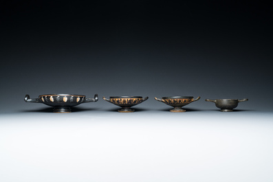 Quatre kylikes et skyphoi grecques, e.a. Apulie (Pouilles) et Daunie, Italie du Sud, ca. 4e si&egrave;cle av. J.-C.