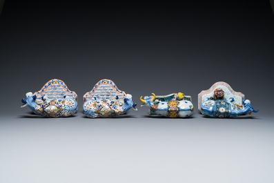 Paire de vaches et deux groupes &agrave; la traite des vaches en fa&iuml;ence polychrome de Delft, 18/19&egrave;me