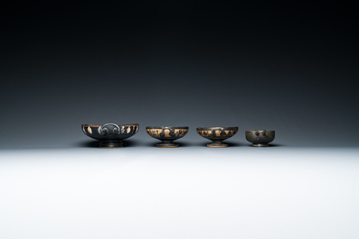 Quatre kylikes et skyphoi grecques, e.a. Apulie (Pouilles) et Daunie, Italie du Sud, ca. 4e si&egrave;cle av. J.-C.