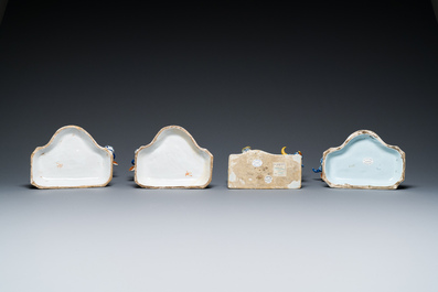 Paire de vaches et deux groupes &agrave; la traite des vaches en fa&iuml;ence polychrome de Delft, 18/19&egrave;me