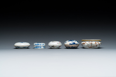 Cinq bo&icirc;tes &agrave; p&acirc;te &agrave; sceaux couvertes en porcelaine de Chine, 19/20&egrave;me