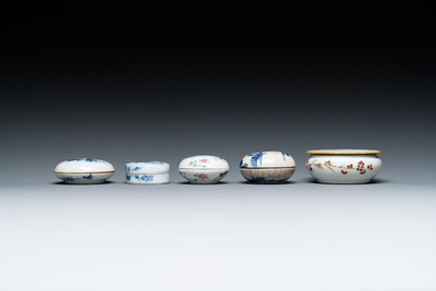 Cinq bo&icirc;tes &agrave; p&acirc;te &agrave; sceaux couvertes en porcelaine de Chine, 19/20&egrave;me