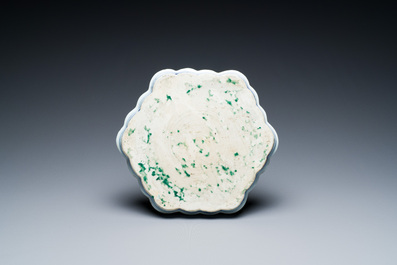 A Chinese Imari-style tray with vertical rim, Kangxi/Yongzheng