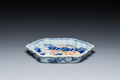 A Chinese Imari-style tray with vertical rim, Kangxi/Yongzheng