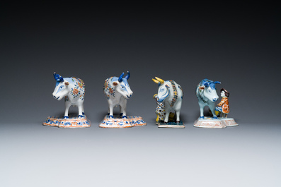 Paire de vaches et deux groupes &agrave; la traite des vaches en fa&iuml;ence polychrome de Delft, 18/19&egrave;me