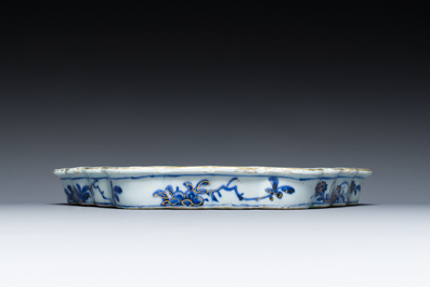 A Chinese Imari-style tray with vertical rim, Kangxi/Yongzheng