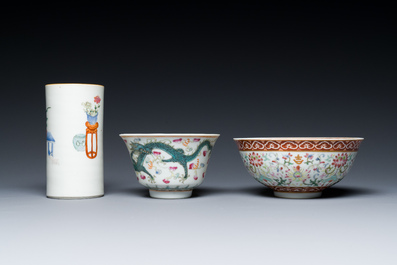 Un pot &agrave; pinceaux, deux assiettes et deux bols en porcelaine de Chine famille rose, 19/20&egrave;me