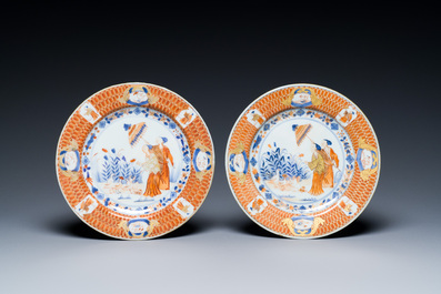 Paire d'assiettes en porcelaine de Chine de style Imari &agrave; d&eacute;cor des 'Dames au parasol', Qianlong