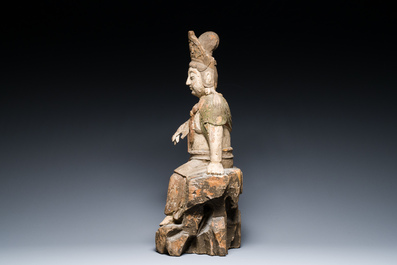 Een Chinese gepolychromeerde houten sculptuur van Guanyin, wellicht Ming