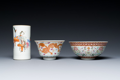 Un pot &agrave; pinceaux, deux assiettes et deux bols en porcelaine de Chine famille rose, 19/20&egrave;me