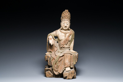 Een Chinese gepolychromeerde houten sculptuur van Guanyin, wellicht Ming