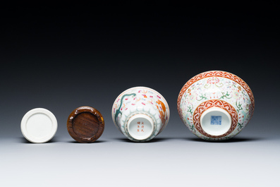 Un pot &agrave; pinceaux, deux assiettes et deux bols en porcelaine de Chine famille rose, 19/20&egrave;me