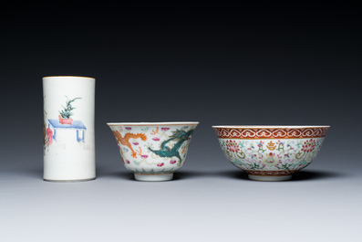 Un pot &agrave; pinceaux, deux assiettes et deux bols en porcelaine de Chine famille rose, 19/20&egrave;me