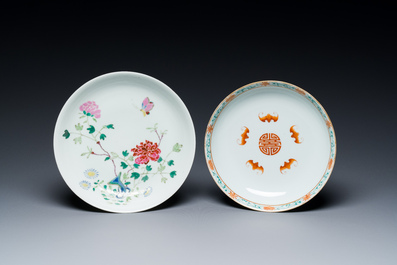 Een Chinese famille rose penselenbeker, twee borden en twee kommen, 19/20e eeuw