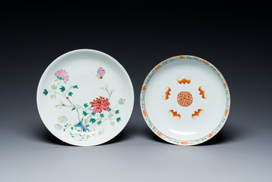Un pot &agrave; pinceaux, deux assiettes et deux bols en porcelaine de Chine famille rose, 19/20&egrave;me