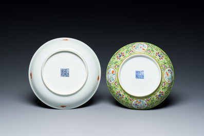 Un pot &agrave; pinceaux, deux assiettes et deux bols en porcelaine de Chine famille rose, 19/20&egrave;me