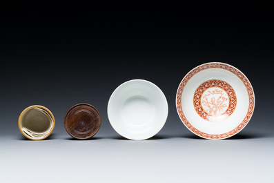 Un pot &agrave; pinceaux, deux assiettes et deux bols en porcelaine de Chine famille rose, 19/20&egrave;me