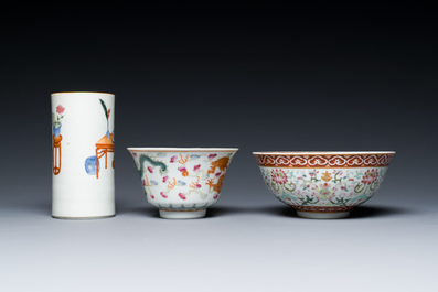 Un pot &agrave; pinceaux, deux assiettes et deux bols en porcelaine de Chine famille rose, 19/20&egrave;me