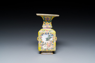 Een Chinese vaas met decor van Europeanen in Canton email met gele fondkleur, Qianlong merk en periode