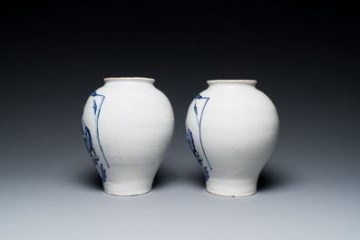 A pair of Dutch Delft blue and white tobacco jars with the royal British coat of arms, late 18th C.