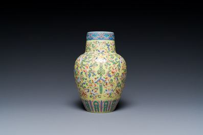 Vase en verre &eacute;maill&eacute; de style famille rose, Chine, probablement 19&egrave;me