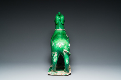 Grande tuile faiti&egrave;re en forme de chien en gr&egrave;s &eacute;maill&eacute; sancai, Chine, Ming