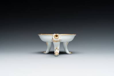 A polychrome Meissen tripod bowl with two birds, 2nd half 18th C.