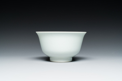 Een Chinese wit-geglazuurde kom, Jiaqing merk en mogelijk periode