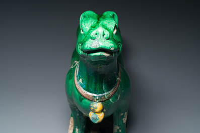 Grande tuile faiti&egrave;re en forme de chien en gr&egrave;s &eacute;maill&eacute; sancai, Chine, Ming