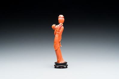 Deux sculptures d'une femme avec un &eacute;ventail et d'une femme avec une fleur en corail rouge, Chine, 19/20&egrave;me