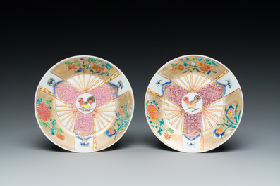 Paire de tasses et soucoupes en porcelaine de Chine famille rose &agrave; d&eacute;cor de coqs, Yongzheng