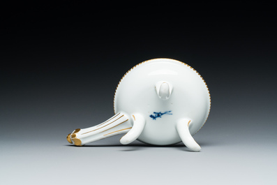 A polychrome Meissen tripod bowl with two birds, 2nd half 18th C.