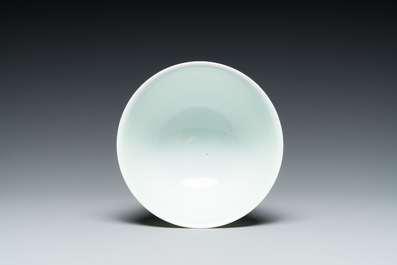 Een Chinese wit-geglazuurde kom, Jiaqing merk en mogelijk periode