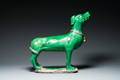 Grande tuile faiti&egrave;re en forme de chien en gr&egrave;s &eacute;maill&eacute; sancai, Chine, Ming
