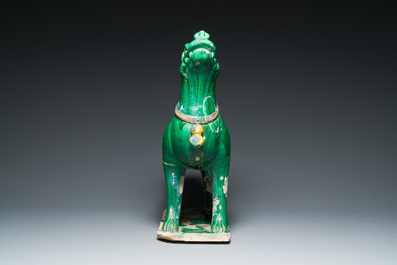 Grande tuile faiti&egrave;re en forme de chien en gr&egrave;s &eacute;maill&eacute; sancai, Chine, Ming
