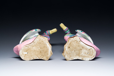 A pair of Chinese famille rose models of ducks, 19/20th C.