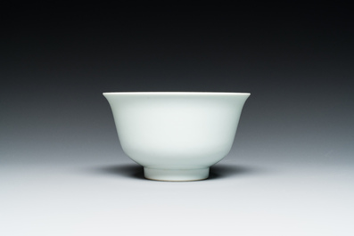 Een Chinese wit-geglazuurde kom, Jiaqing merk en mogelijk periode