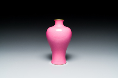 Vase de forme 'meiping' en porcelaine de Chine en rose monochrome, marque de Yongzheng, R&eacute;publique