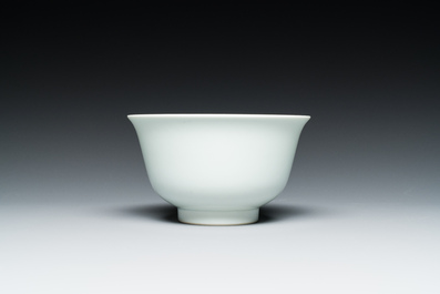 Bol en porcelaine de Chine en blanc monochrome, marque et probablement &eacute;poque de Jiaqing