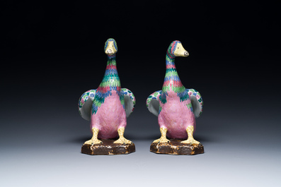 A pair of Chinese famille rose models of ducks, 19/20th C.