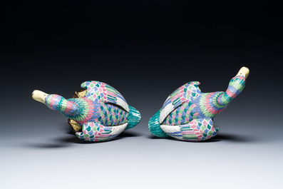 A pair of Chinese famille rose models of ducks, 19/20th C.