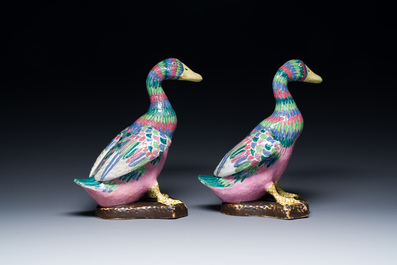 A pair of Chinese famille rose models of ducks, 19/20th C.