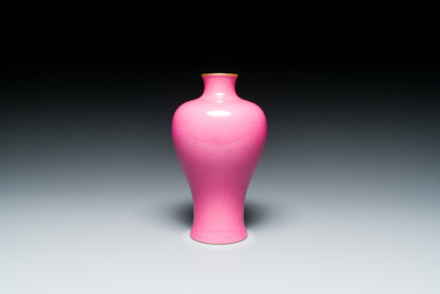 Vase de forme 'meiping' en porcelaine de Chine en rose monochrome, marque de Yongzheng, R&eacute;publique