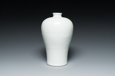 Een Chinese monochrome wit geglazuurde 'meiping' vaas met anhua drakendecor, 19e eeuw