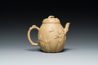 Een Chinese zandkleurige Yixing steengoed theepot met deksel met reli&euml;fdecor, Chen Janyin 陈建寅 zegelmerk, Kangxi