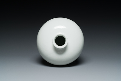 Een Chinese monochrome wit geglazuurde 'meiping' vaas met anhua drakendecor, 19e eeuw