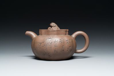 Een Chinese Yixing steengoed theepot met deksel, gesigneerd Li Yong 利永, Yixing zegelmerk, gedateerd 1934