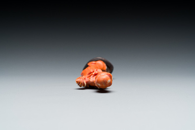 Deux sculptures d'une femme avec un &eacute;ventail et d'une femme avec une fleur en corail rouge, Chine, 19/20&egrave;me