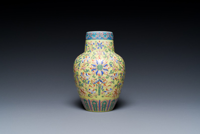 Vase en verre &eacute;maill&eacute; de style famille rose, Chine, probablement 19&egrave;me