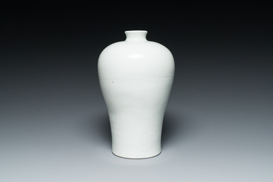 A Chinese monochrome white-glazed 'meiping' vase with anhua dragon design, 19th C.
